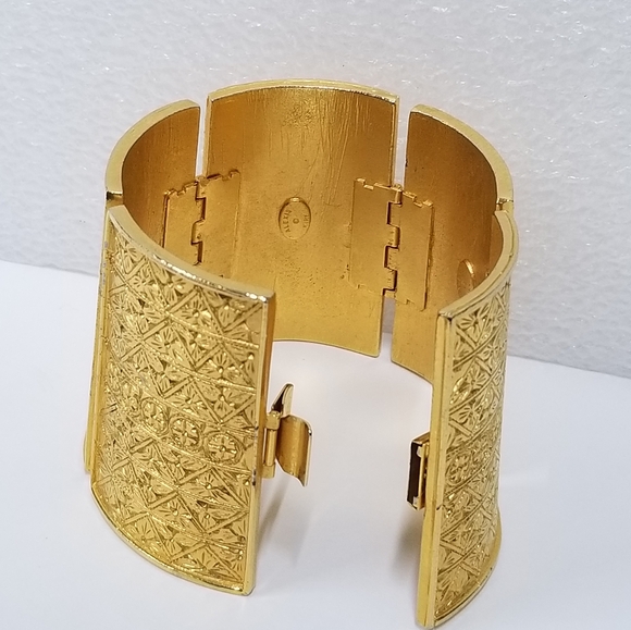 Vintag Super Rare Statement XL Gilt Alhambra Etruscan Pyramid Wide Cuff Bracelet - Picture 3 of 16